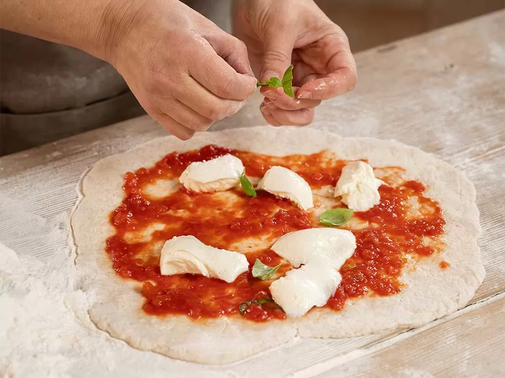 Hotel ristorante Su Barchile a Orosei, la preparazione della pizza gluten free