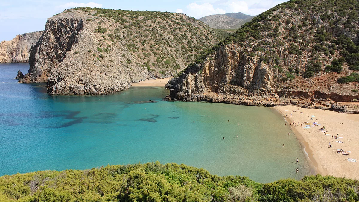 La spiaggia di Cala Domestica a Buggerru. ? Depositphotos