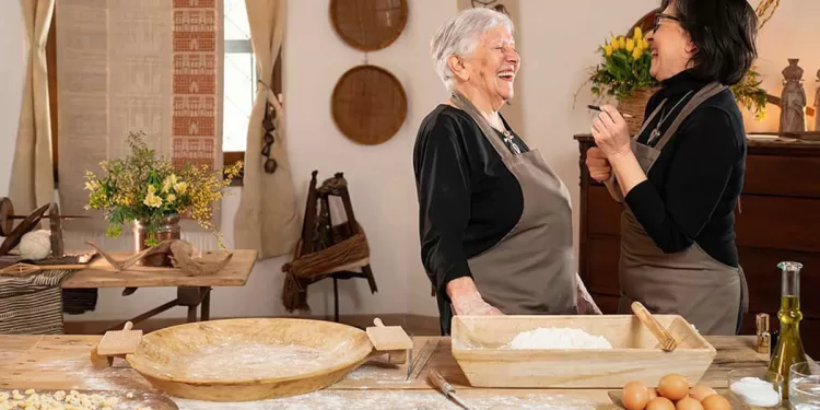 Antonella con sua mamma Maria intrecciano sapori e ricordi preparando la pasta che anima il ristorante di Su Barchile a Orosei