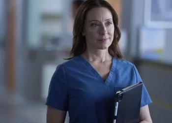L'attrice canadese Molly Parker nei panni della dottoressa Amy Larsen