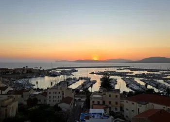 Alghero al tramonto. ? Depositphotos