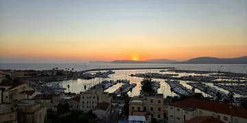 Alghero al tramonto. 📷 Depositphotos