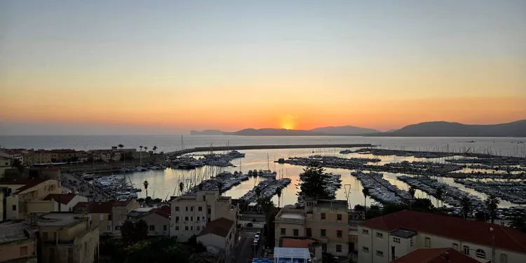 Alghero al tramonto. 📷 Depositphotos