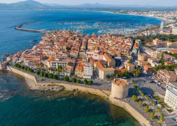 Una veduta aerea di Alghero. ? Depositphotos