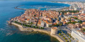Una veduta aerea di Alghero. 📷 Depositphotos