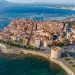 Una veduta aerea di Alghero. Foto Depositphotos