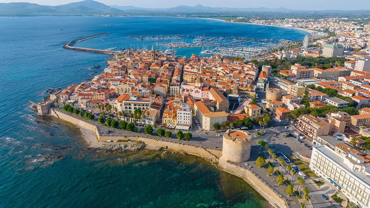 Una veduta aerea di Alghero. 📷 Depositphotos