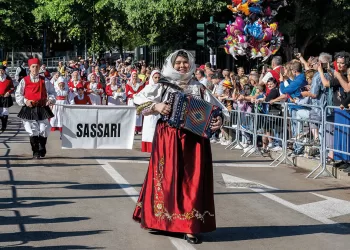 Cavalcata Sarda 2024. Inoria Bande strumentista di organetto diatonico, cantante solista e figlia del grande Francesco Bande. ©Francesco Merella