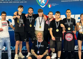 Gli atleti sassaresi con Angelo Tarantini