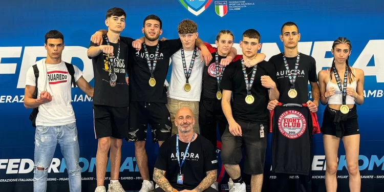 Gli atleti sassaresi con Angelo Tarantini