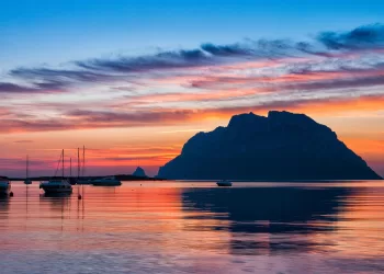 Tramonto a Tavolara. 📷 Adobe Stock | Vincent