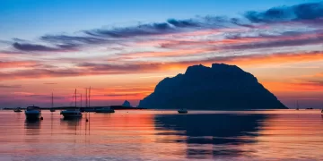 Tramonto a Tavolara. 📷 Adobe Stock | Vincent