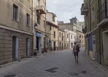 Una via del centro storico di Baunei. ? Depositphotos