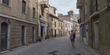 Una via del centro storico di Baunei. 📷 Depositphotos