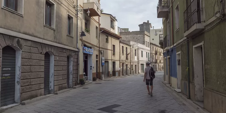 Una via del centro storico di Baunei. ? Depositphotos
