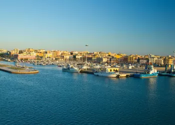 Veduta di Porto Torres. Foto Depositphotos