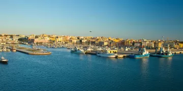 Veduta di Porto Torres. Foto Depositphotos