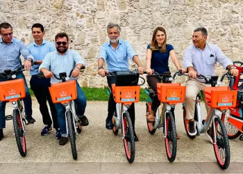 Alghero lancia il nuovo servizio di sharing con e-bike e monopattini elettrici