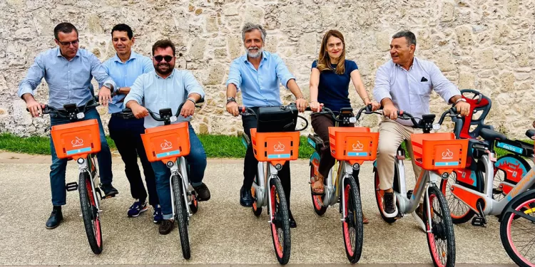 Alghero lancia il nuovo servizio di sharing con e-bike e monopattini elettrici