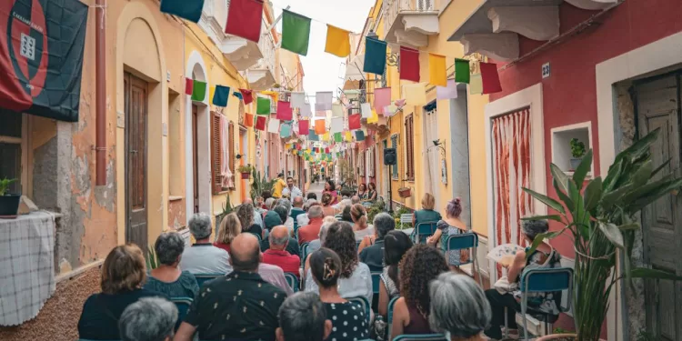 La rassegna letteraria L’Isola dei libri a Carloforte. Il pubblico in via Magenta