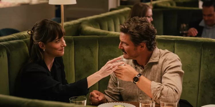 Dakota Johnson e Pedro Pascal nel film “Material Love” di Celine Song. ? Atsushi Nishijima | A24