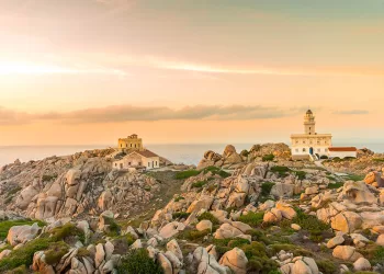Faro di Capo Testa a Santa Teresa Gallura. ? Depositphotos