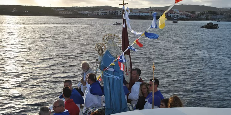 La processione a mare in onore della Beata Vergine della Difesa di Stintino