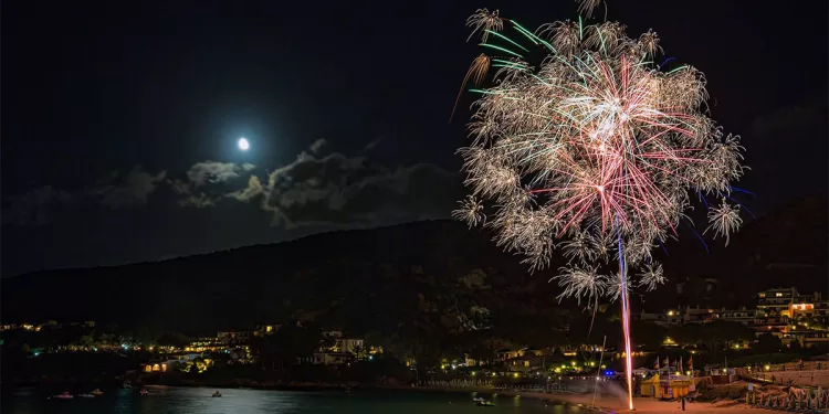Fuochi d'artificio a Cannigione. ? Ivan Pirina