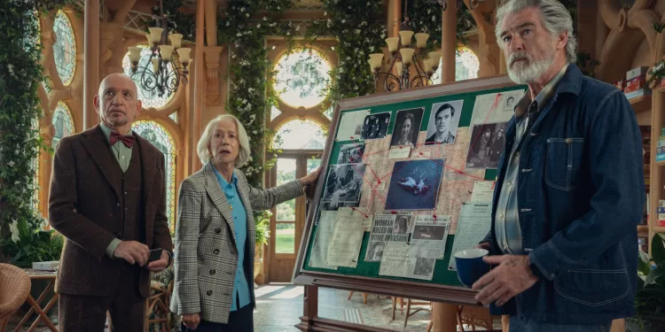 Ben Kingsley, Helen Mirren e Pierce Brosnan ne “Il club dei delitti del giovedì”. ? Giles Keyte | Netflix