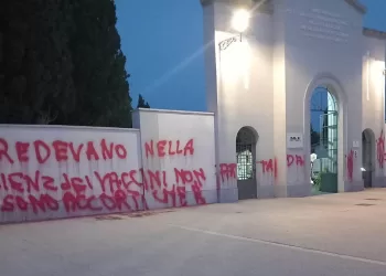 La facciata del cimitero San Pietro di Oristano imbrattata da scritte no vax