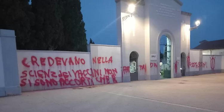 La facciata del cimitero San Pietro di Oristano imbrattata da scritte no vax