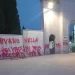 La facciata del cimitero San Pietro di Oristano imbrattata da scritte no vax