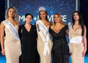 Le tre finaliste di Miss Universo insieme alle organizzatrici