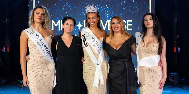 Le tre finaliste di Miss Universo insieme alle organizzatrici Alessia Ghisoni e Cinzia Murgia
