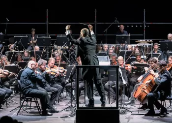 Andrea Solinas dirige l'orchestra del Teatro Lirico di Cagliari