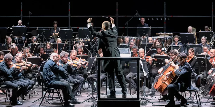 Andrea Solinas dirige l'orchestra del Teatro Lirico di Cagliari