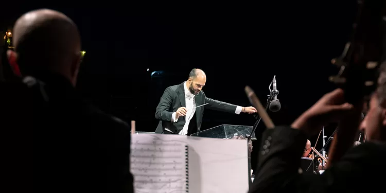 Andrea Solinas dirige l'orchestra del Teatro Lirico di Cagliari