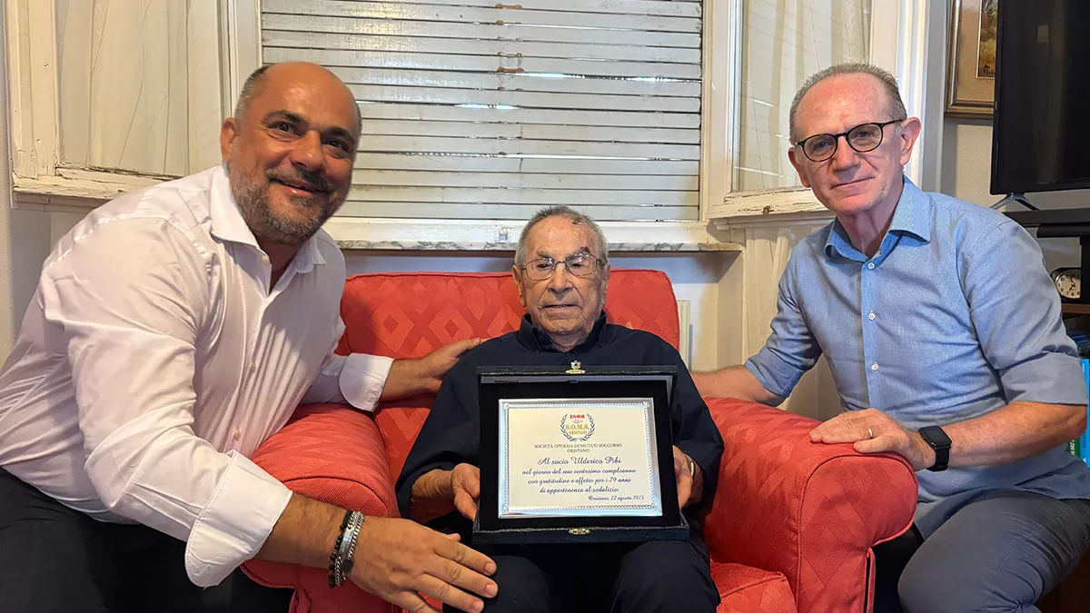 Ulderico Pibi con i dirigenti della SOMS Luca Mannai e Oscar Migliorini