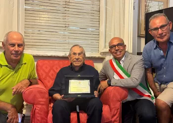 Ulderico Pibi con i figli Francesco e Pierluigi e con il Sindaco Sanna