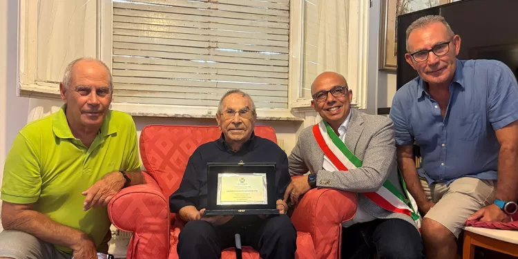 Ulderico Pibi con i figli Francesco e Pierluigi e con il Sindaco Sanna