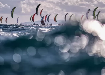 Uno show di vele e onde sul Golfo degli Angeli. ? IKA Media | Robert Hajduk