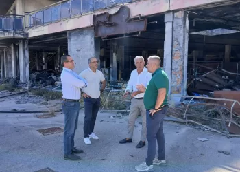 Il sindaco di Alghero Raimondo Cacciotto davanti al palazzo bruciato nel rogo del 2017
