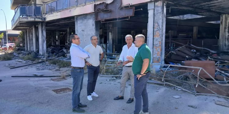 Il sindaco di Alghero Raimondo Cacciotto davanti al palazzo bruciato nel rogo del 2017