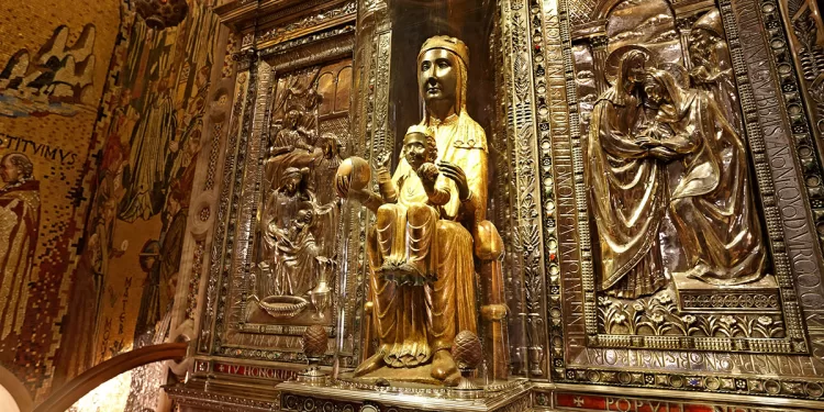 La Madonna di Montserrat. ? Depositphotos