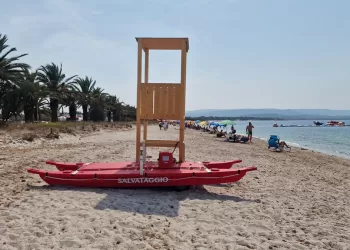 La postazione di salvamento a mare nella spiaggia di Cuguttu ad Alghero