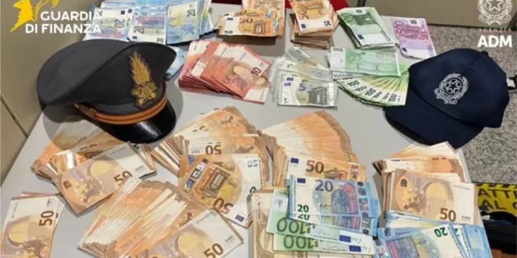 Viaggiava verso la Spagna con 60mila euro nascosti: scoperto all’aeroporto di Cagliari