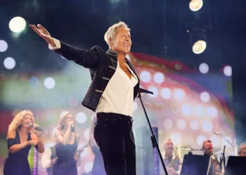 Claudio Baglioni a Lampedusa. Foto Toni Thorimbert