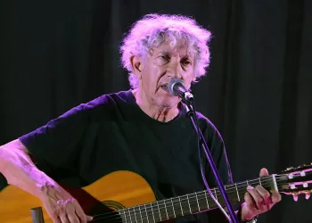 Eugenio Bennato canta al Premio Maria Carta 2025