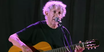 Eugenio Bennato canta al Premio Maria Carta 2025