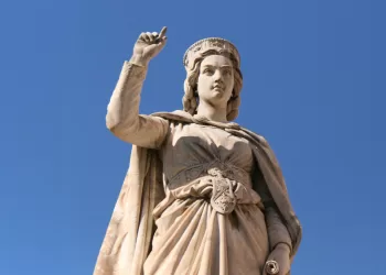 La statua di Eleonora D'Arborea a Oristano. Foto AdobeStock